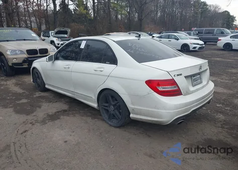 2012 Mercedes-Benz C 300 Sport 4Matic z USA, uszkodzony, nr VIN WDDGF8BB4CR213470